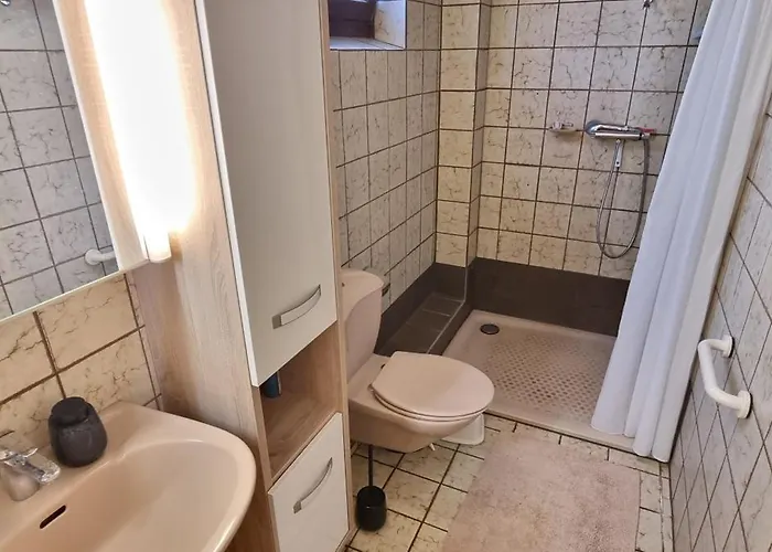 Casaba -260 Qm-2 Floors- 7 Rooms-free Private Parking-house With Garden *