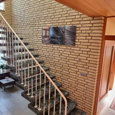 Casaba -260 Qm-2 Floors- 7 Rooms-free Private Parking-house With Garden *